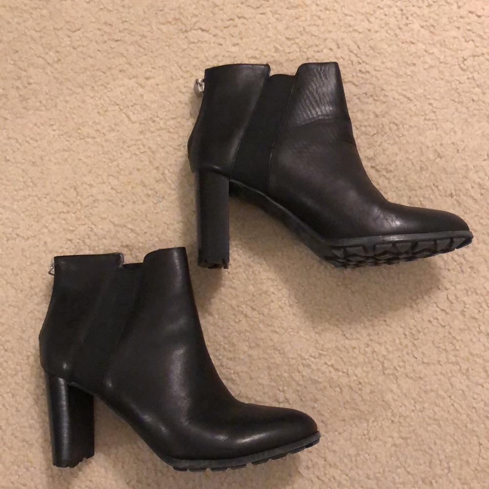 Adrienne Vittadini Black zip ankle boot - size 6.5